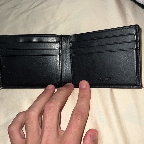Coach wallet used but greta condition - Picture 3 of 4